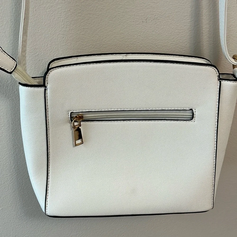 Crossbody purse white gold tone accents & feet long adjustable strap textured